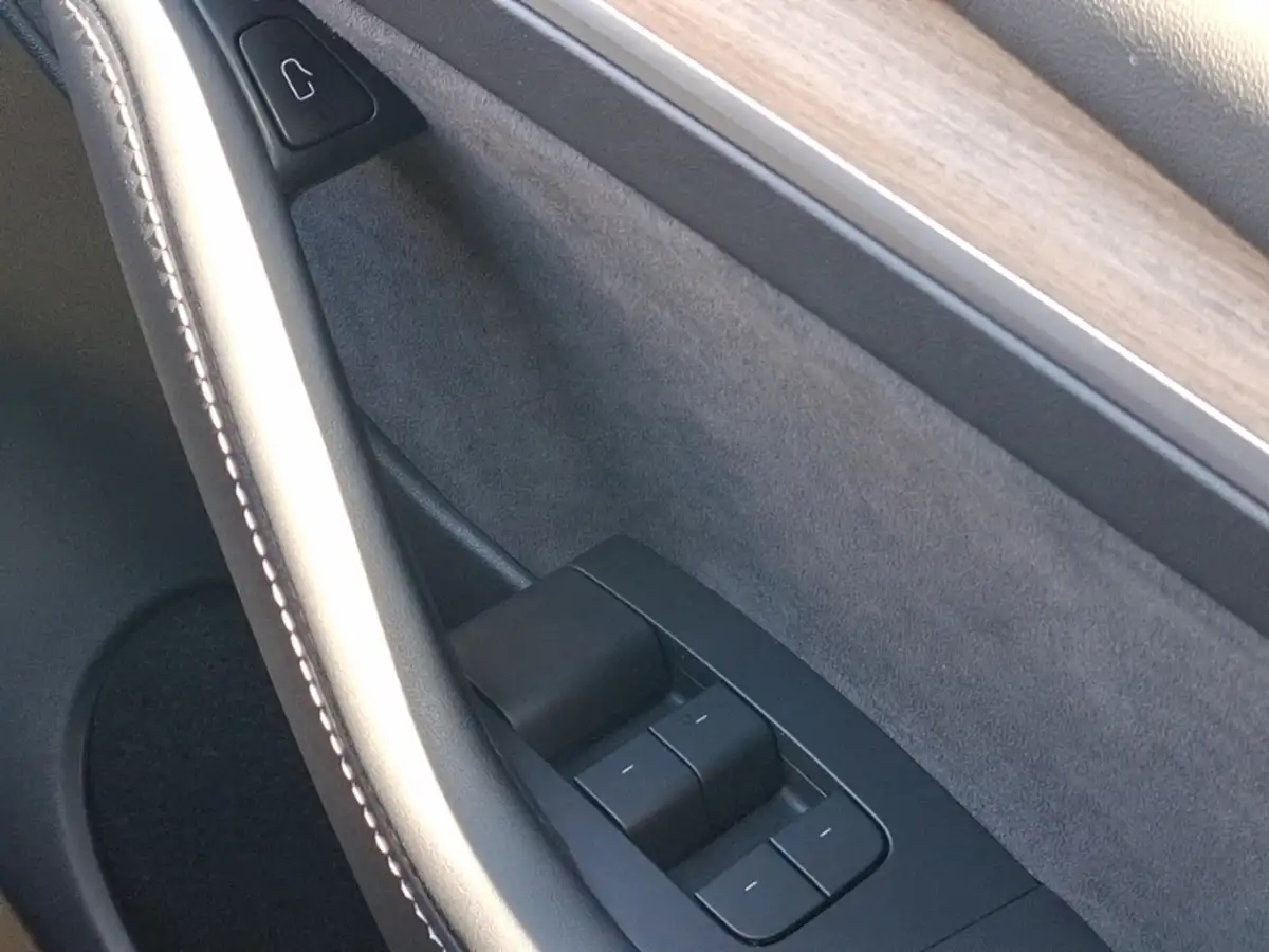 2022-tesla-model-y-e-long-range-big-16