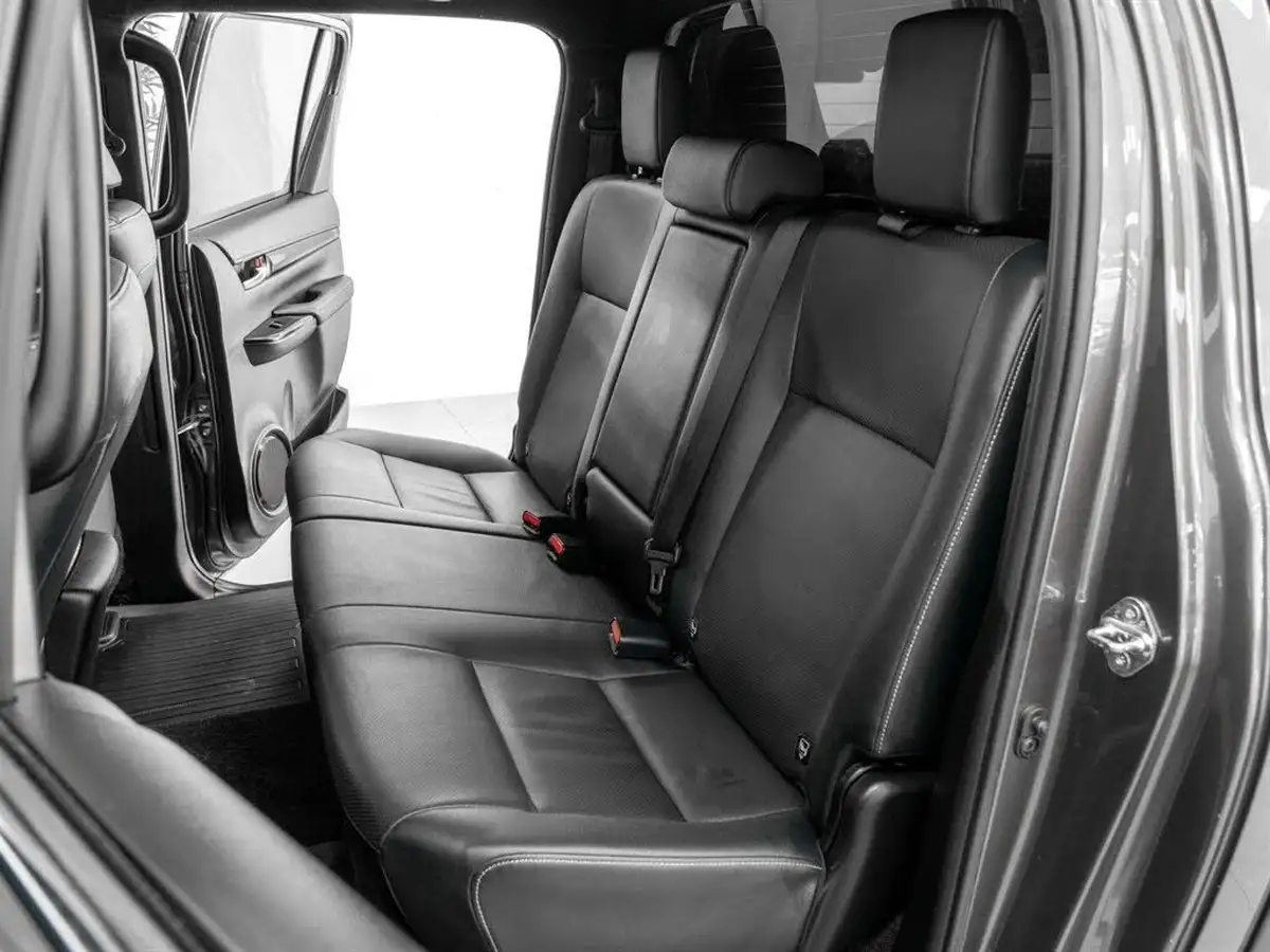 2018-toyota-hi-lux-24d-4d-invincible-at35-32t-auto-big-23