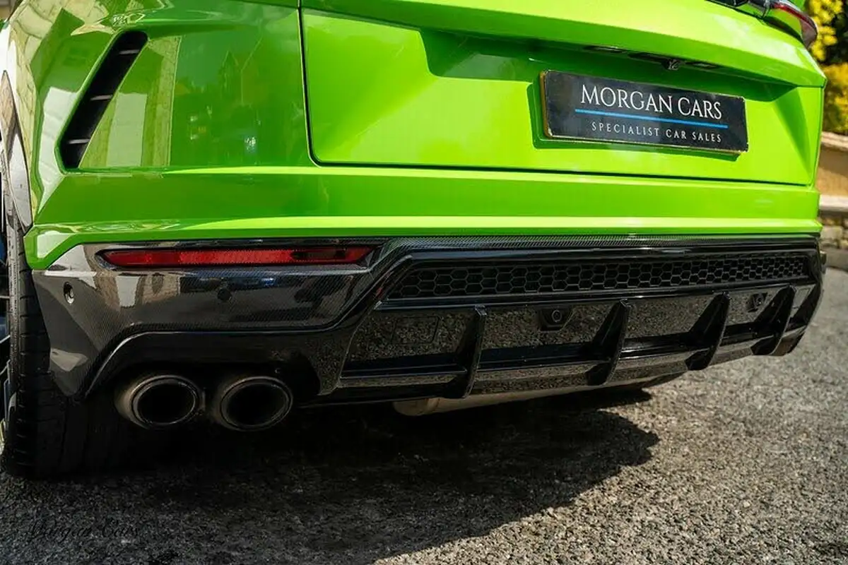 2021-lamborghini-urus-40-no-trim-big-11