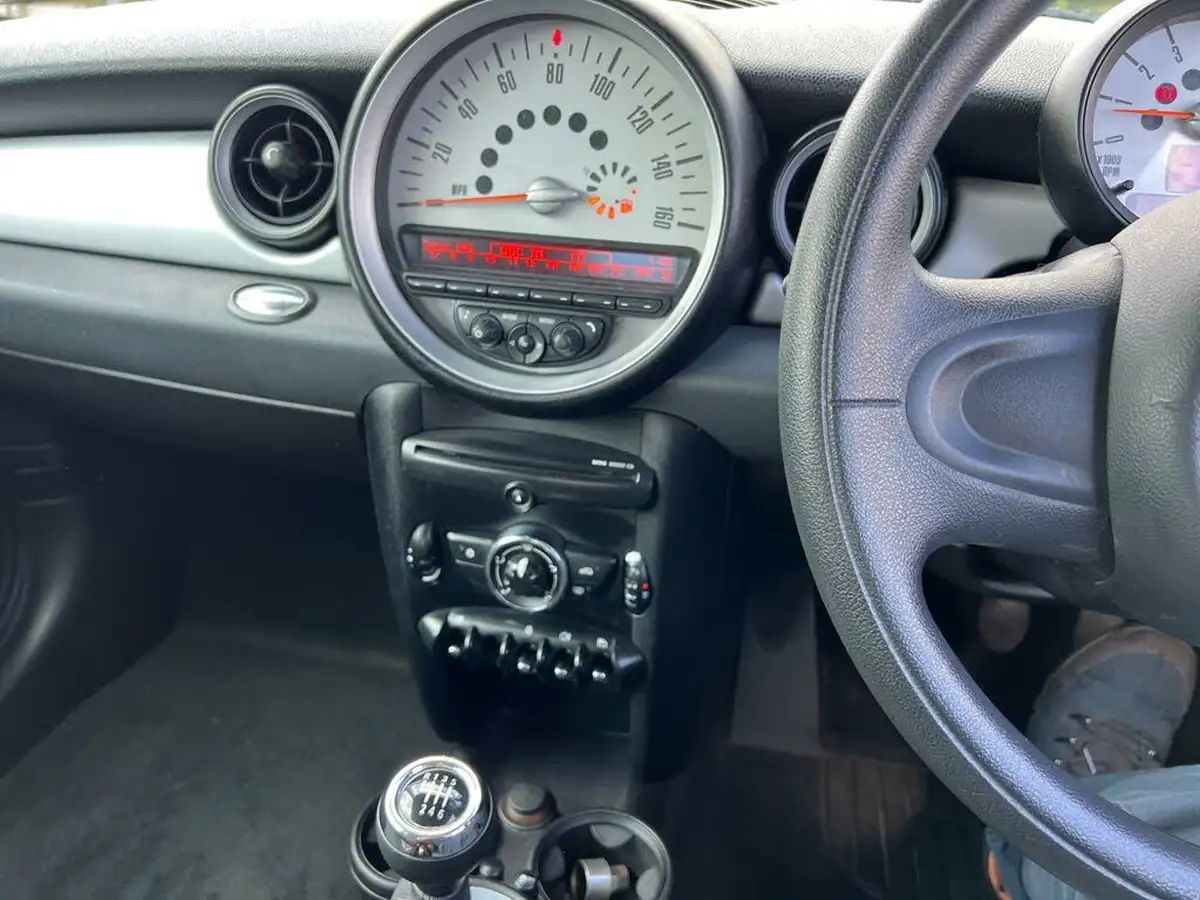 2011-mini-cooper-16-one-98bhp-hatchback-3d-big-17