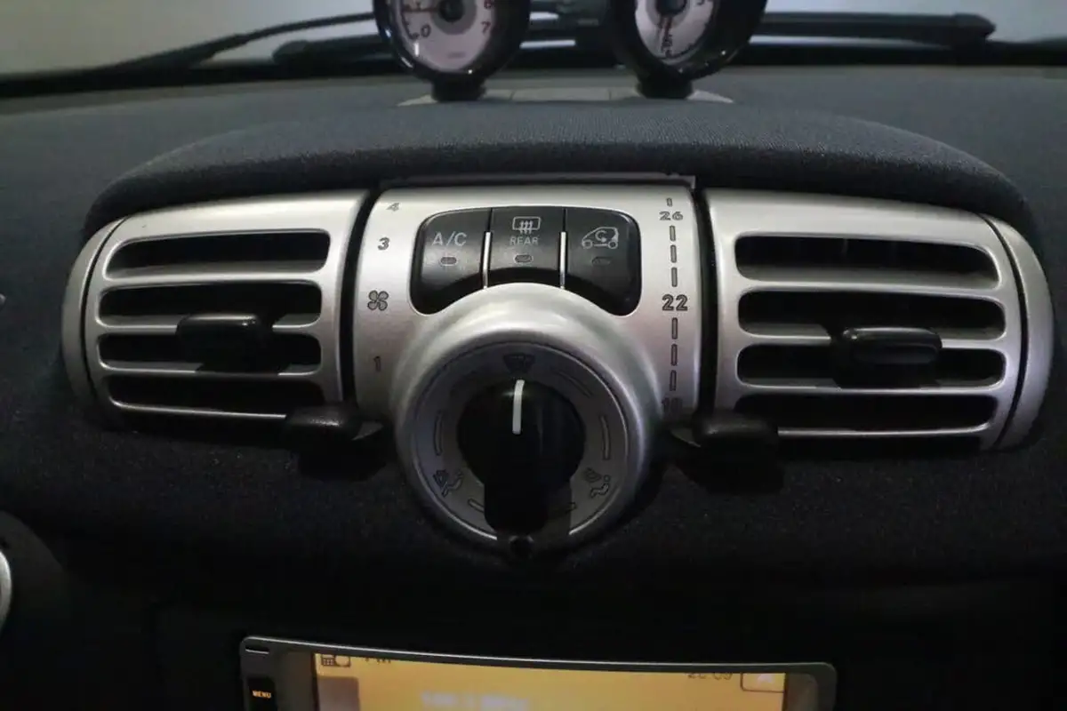 2011-smart-fortwo-10-passion-71bhp-coupe-softouch-big-28
