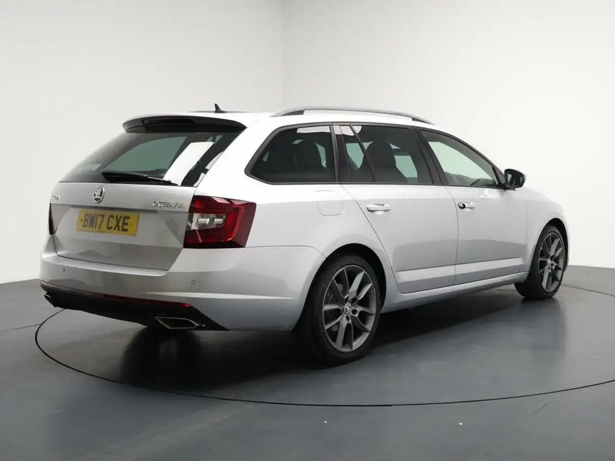 2017-skoda-octavia-20tdi-vrs-estate-dsg-big-11