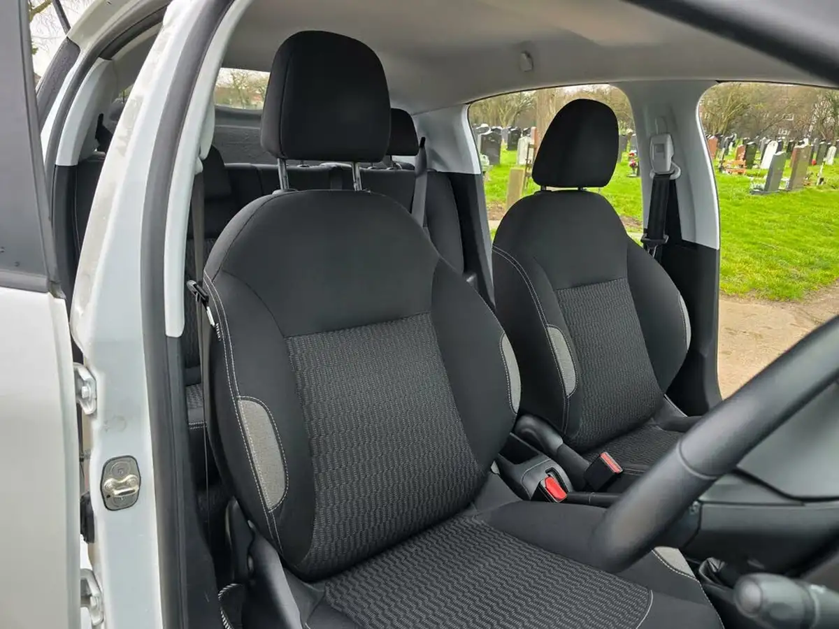 2015-peugeot-208-12-puretech-active-5d-big-23