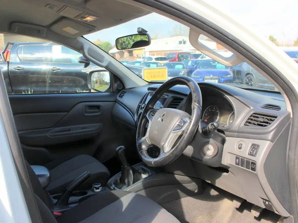 2019-mitsubishi-l200-24di-d-4life-eu6b-double-pickup-big-4
