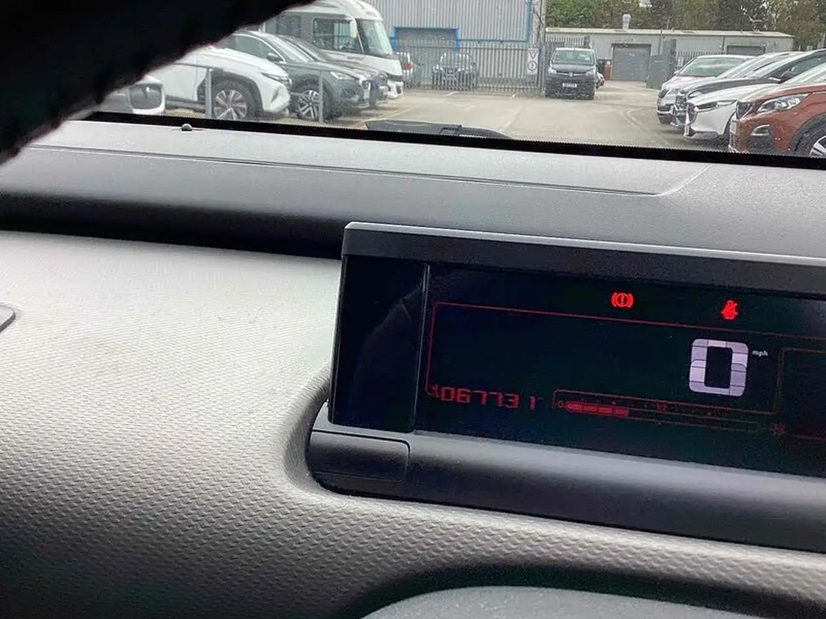 2016-citroen-c4-cactus-16bluehdi-flair-big-28