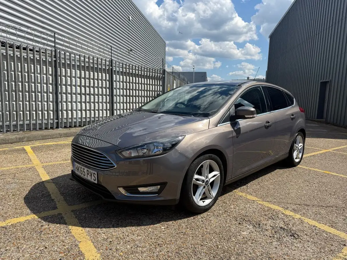2015-ford-focus-10t-titanium-125ps-hatchback-big-2