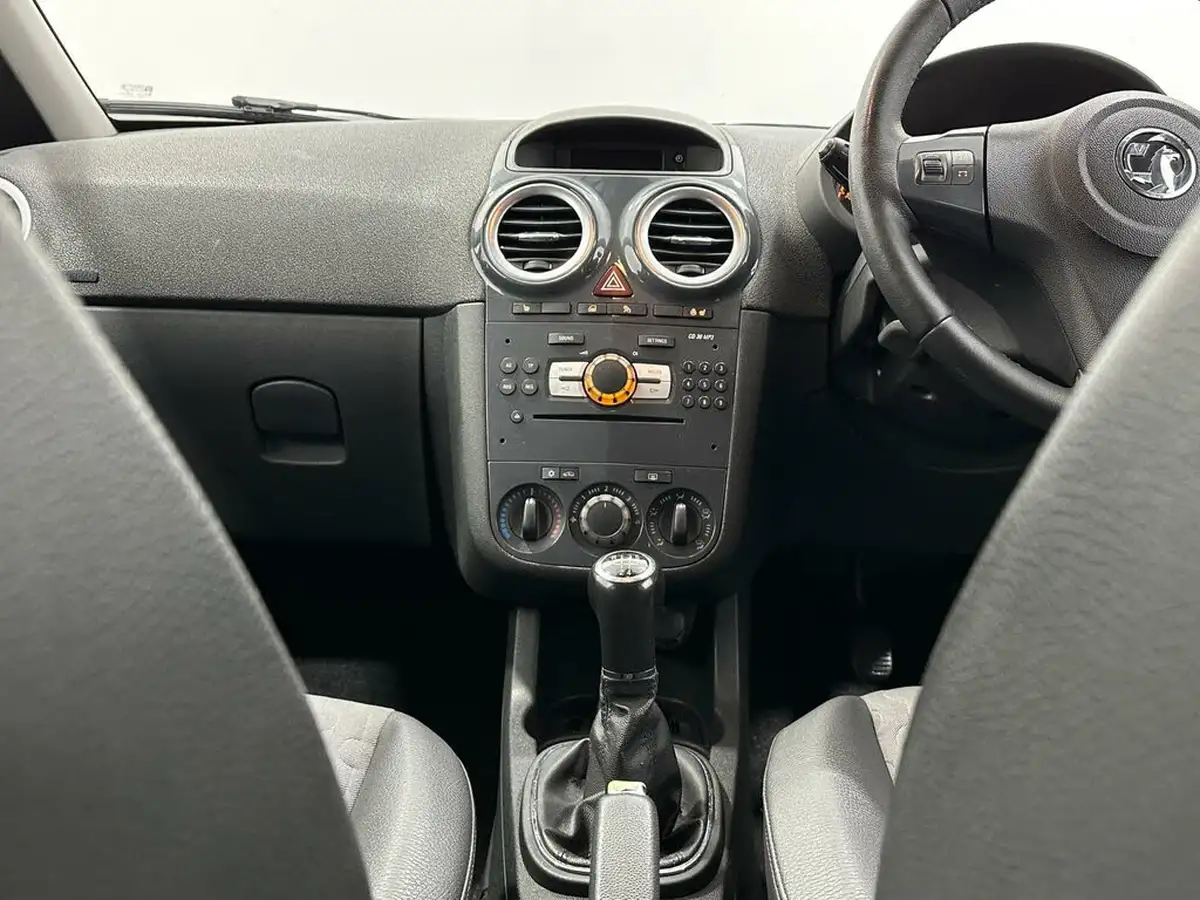 2012-vauxhall-corsa-14-se-5d-big-17