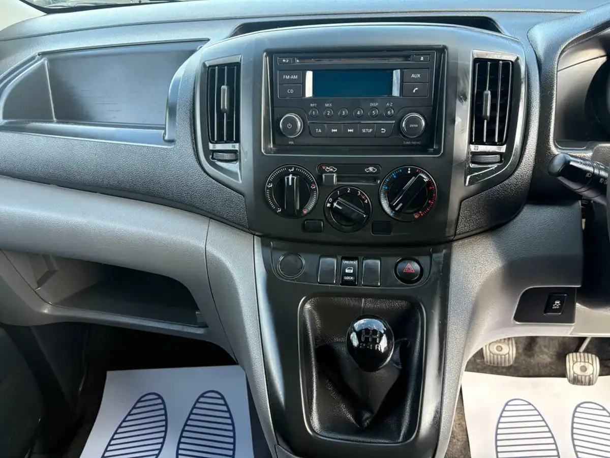 2015-nissan-nv200-15td-acenta-89bhp-panel-van-big-23