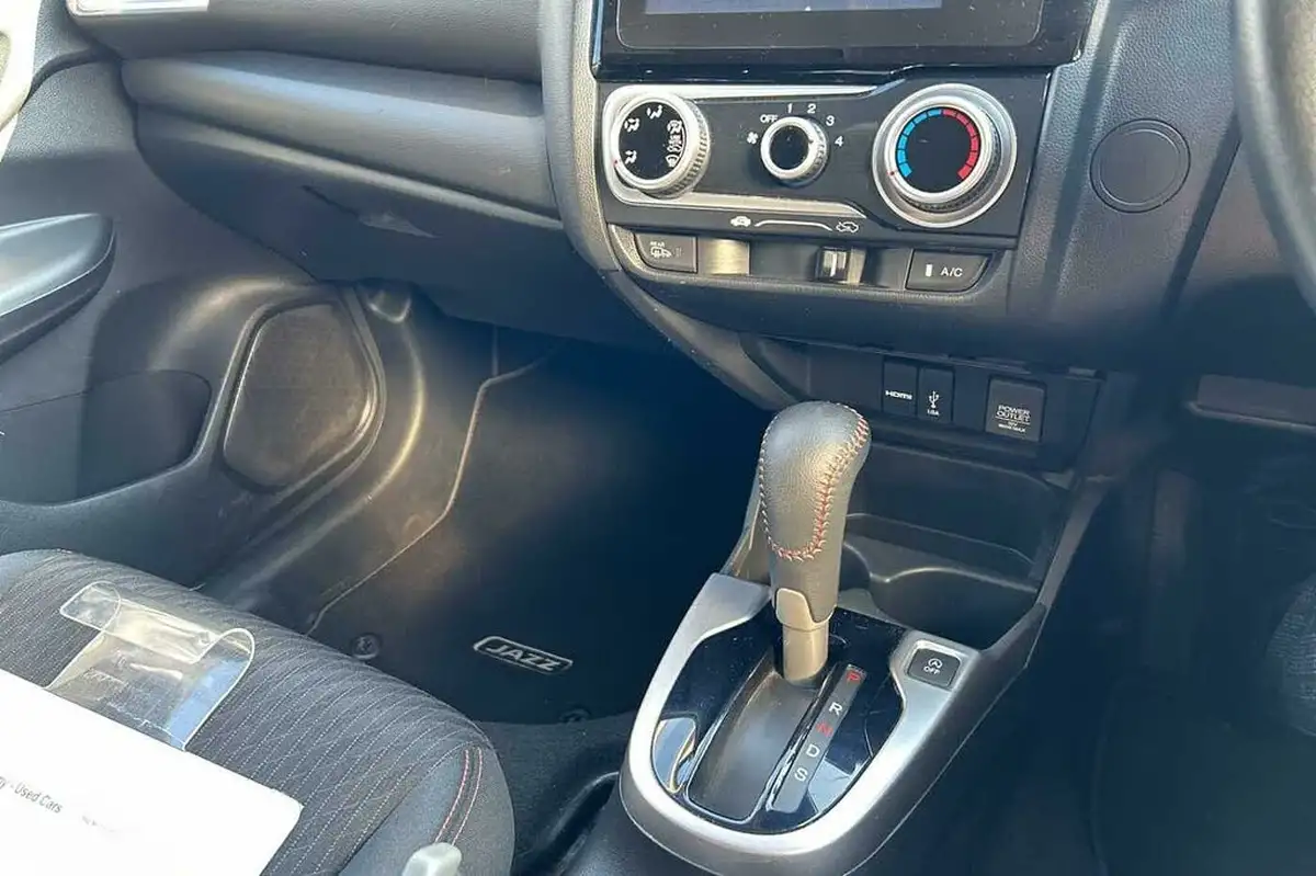 2019-honda-jazz-15-i-vtec-sport-navi-cvt-big-10