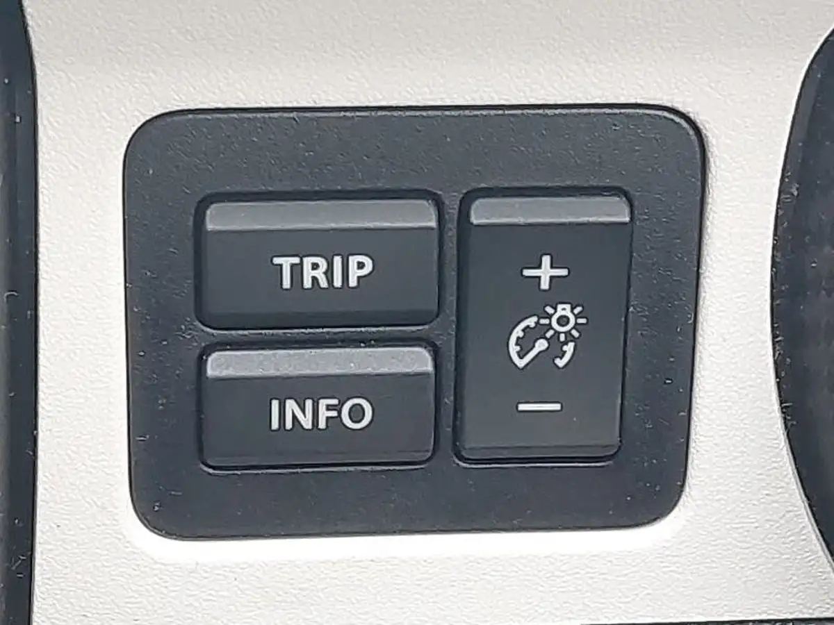 2022-suzuki-ignis-12-dualjet-sz5-big-15