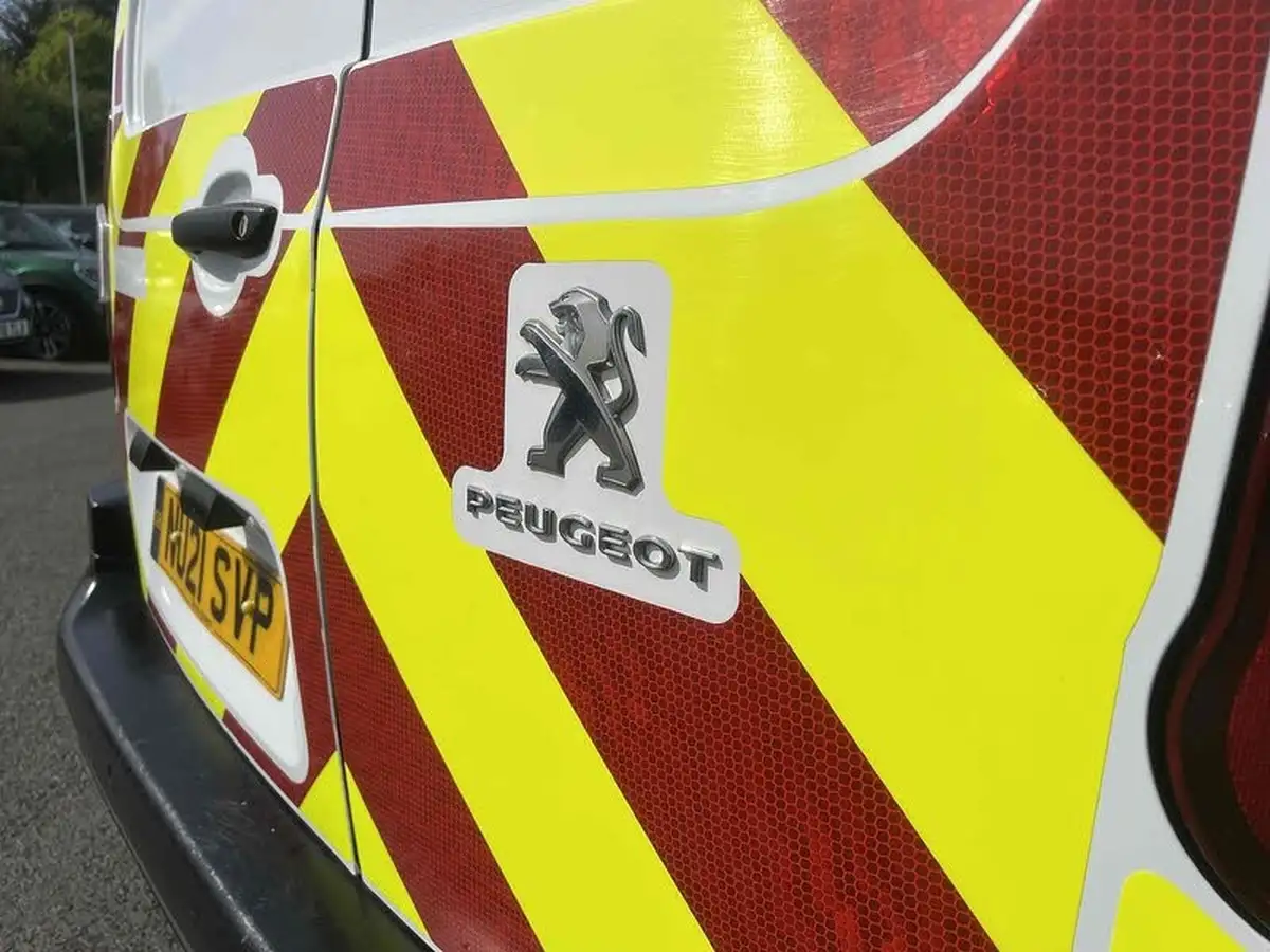 2021-peugeot-partner-15-bluehdi-1000-professional-100ps-eu6dt-panel-big-30