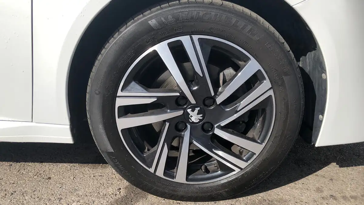 2023-peugeot-208-12-puretech-allure-premium-100ps-big-13