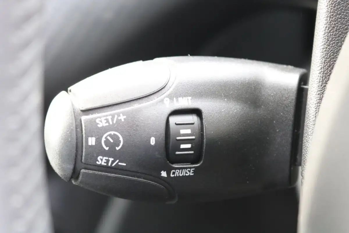 2019-peugeot-208-12-puretech-active-82bhp-ss-big-29