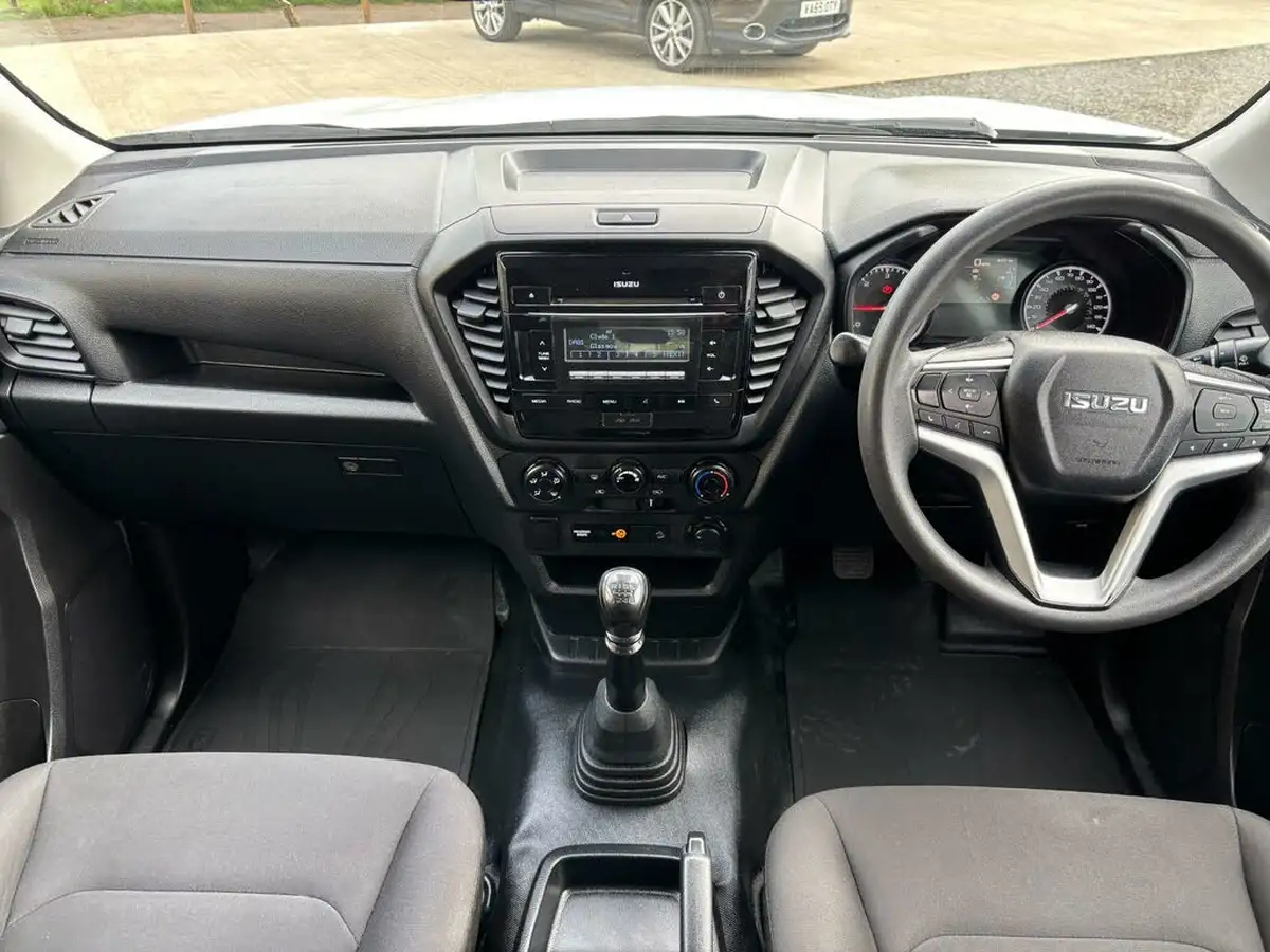 2021-isuzu-d-max-19td-utility-4x4-double-pickup-big-2