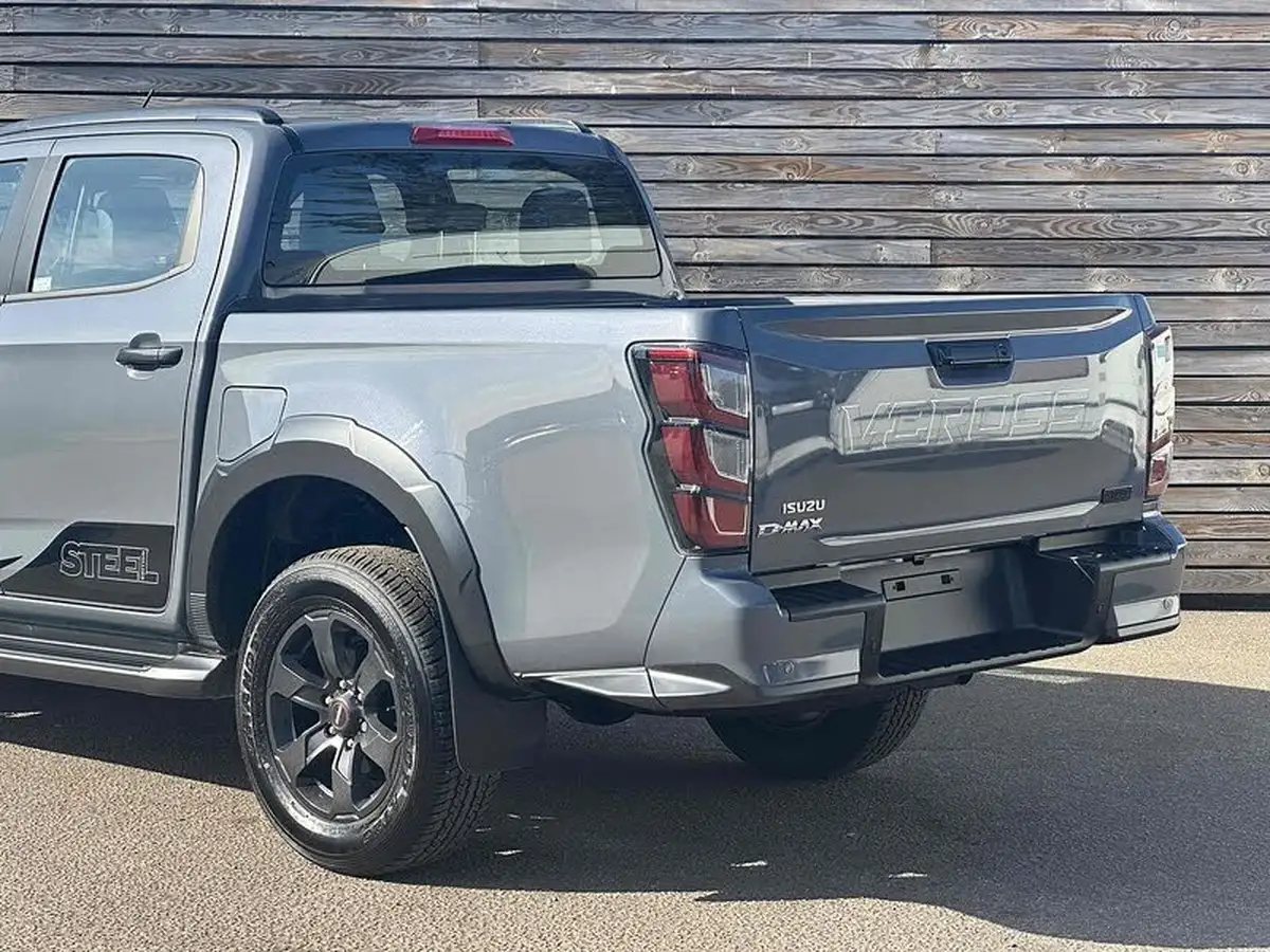 2025-isuzu-d-max-19td-v-cross-steel-edition-auto-big-24