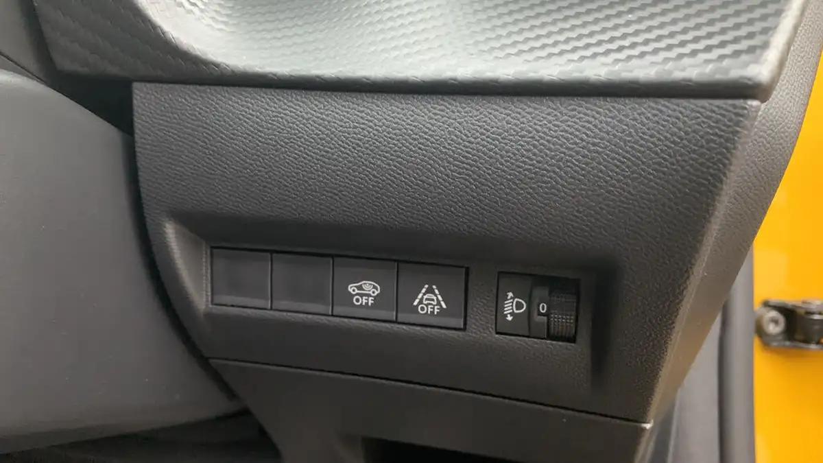 2023-peugeot-208-12-puretech-allure-premium-130ps-eat8-big-33