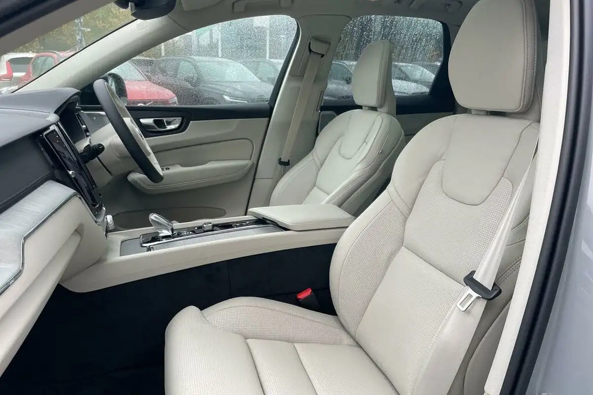 2024-volvo-xc60-20-t8-ultra-dark-big-29