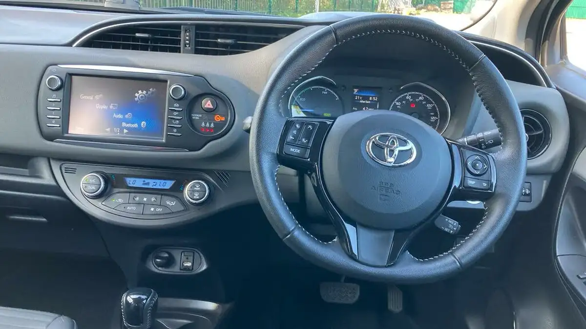 2020-toyota-yaris-15-vvt-i-icon-98bhp-hybrid-1497cc-e-cvt-big-5
