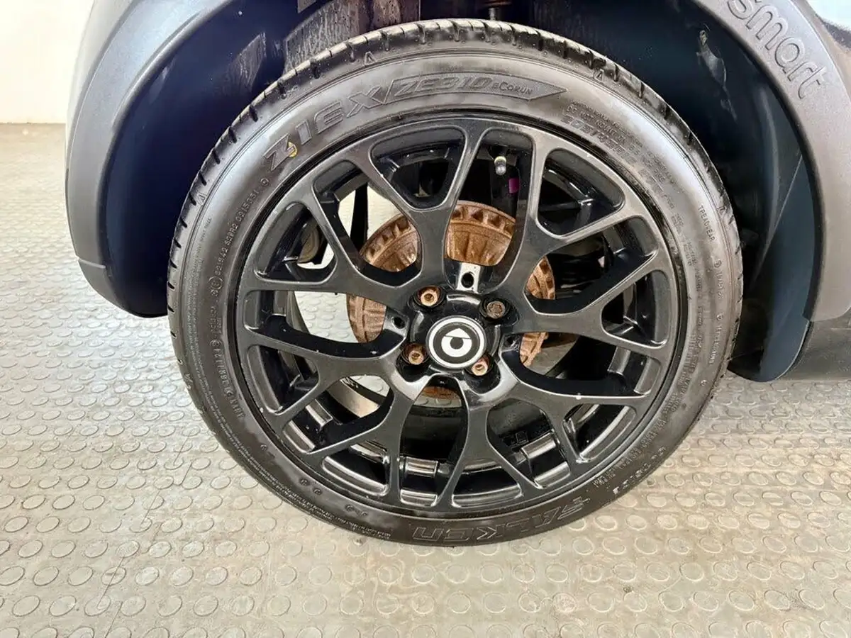 2016-smart-fortwo-09-edition-black-twinamic-big-19