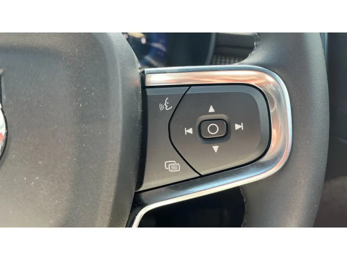 2025-volvo-xc40-20-b4-plus-big-18