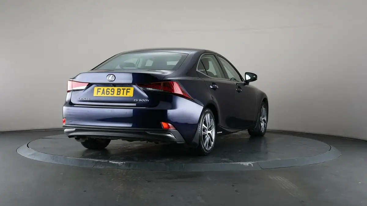 2019-lexus-is-300h-25-is-big-60
