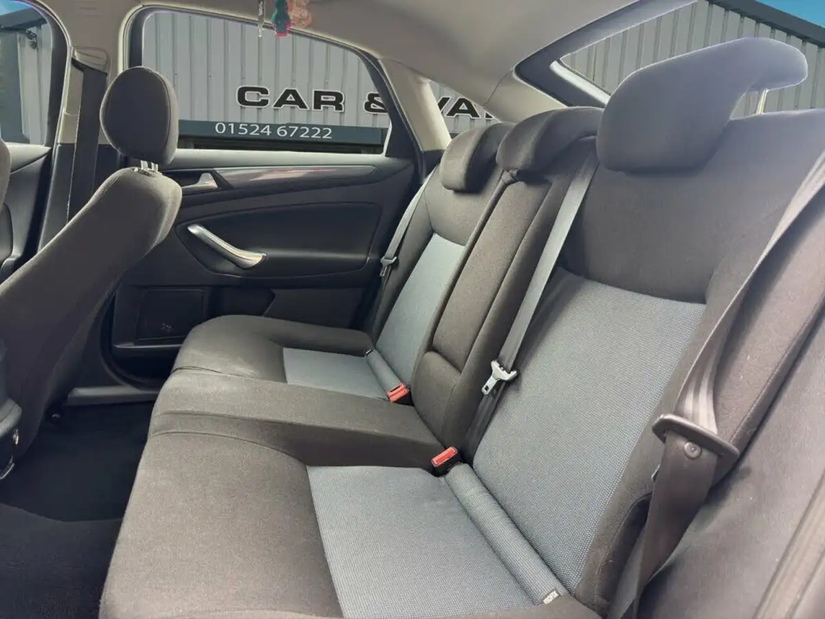 2012-ford-mondeo-20tdci-edge-140-hatchback-big-25
