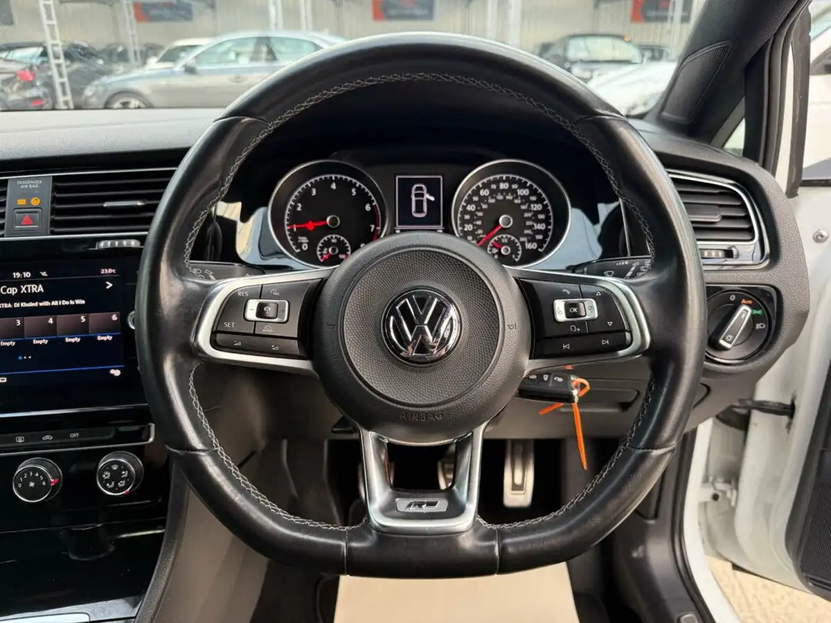 2017-volkswagen-golf-15-tsi-r-line-5d-big-23