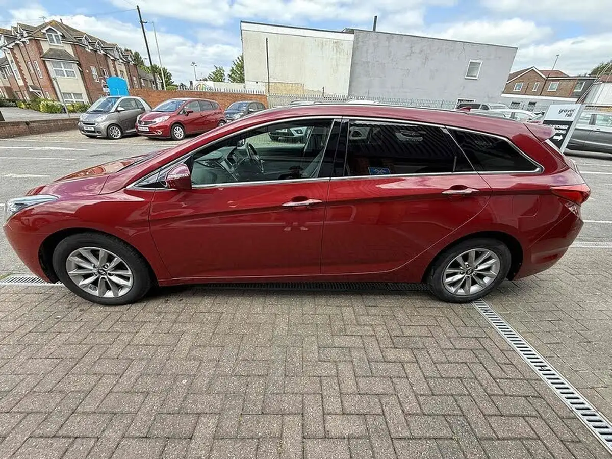 2017-hyundai-i40-17crdi-se-nav-business-141ps-tourer-5d-big-3