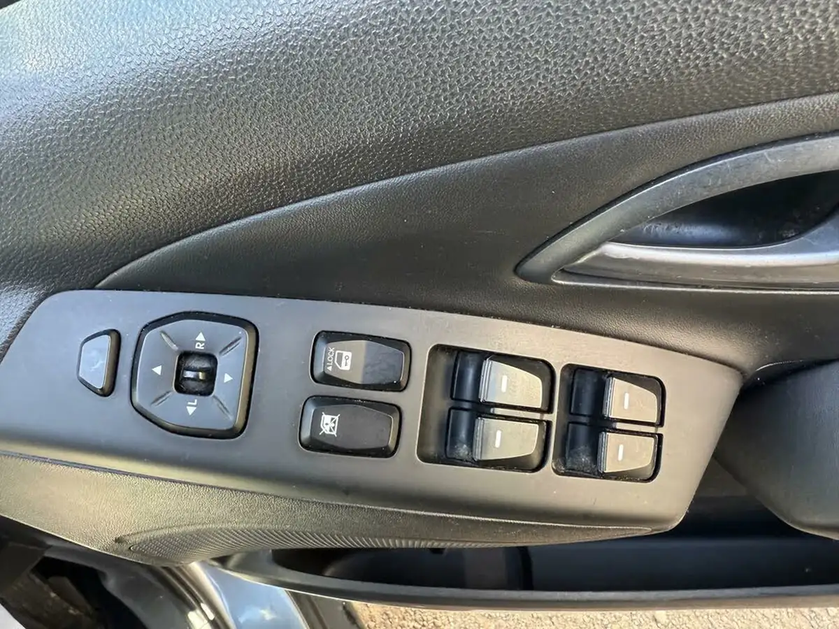 2015-hyundai-ix35-16-se-blue-drive-isg-big-11