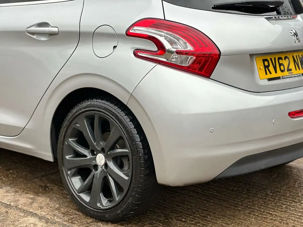 2012-peugeot-208-16-feline-vti-120bhp-5d-big-22