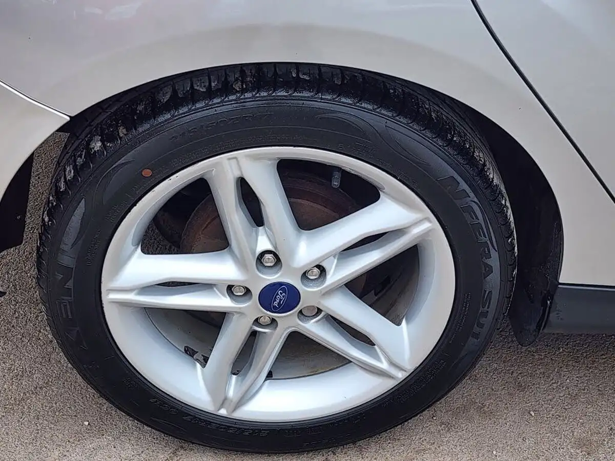 2014-ford-focus-16tdci-zetec-115ps-ss-hatchback-big-24