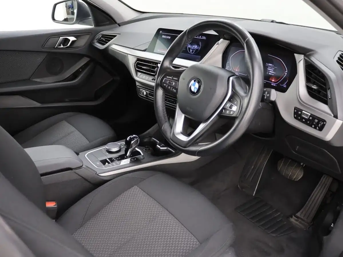 2022-bmw-1-series-15td-116d-se-dct-big-9