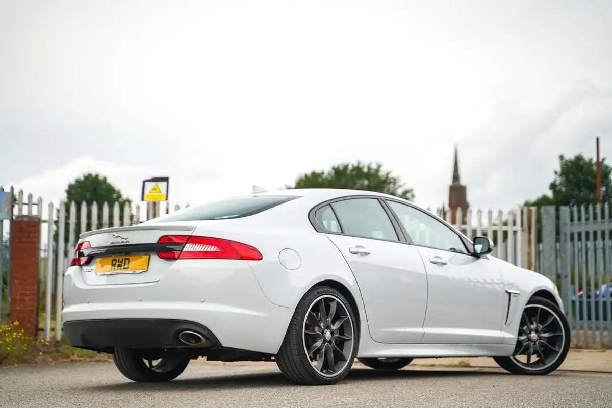 2015-jaguar-xf-22td-r-sport-black-saloon-4d-big-14