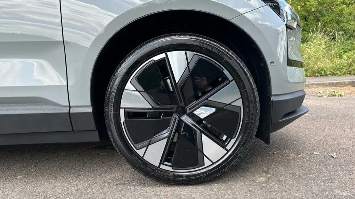 2025-volvo-ex30-e-single-motor-ultra-big-8