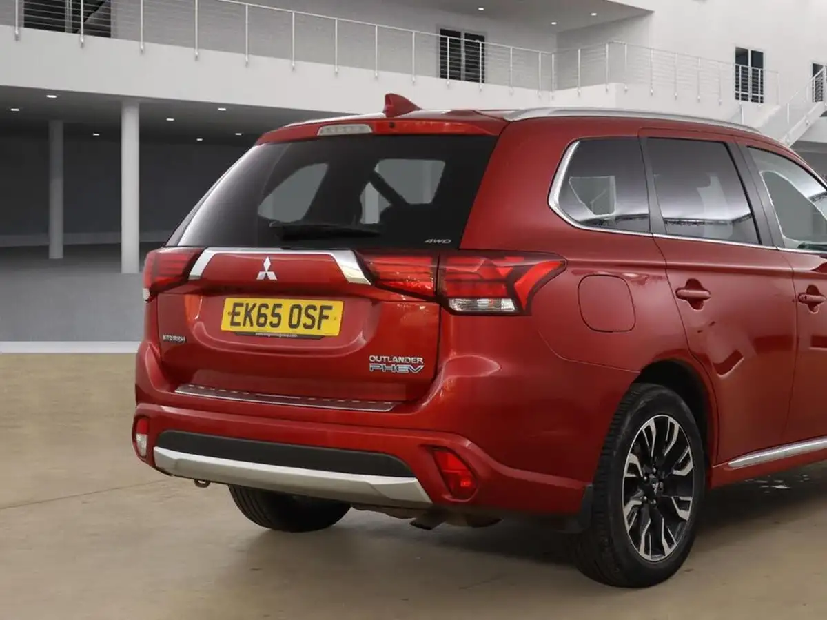2015-mitsubishi-outlander-20-gx4h-phev-big-3