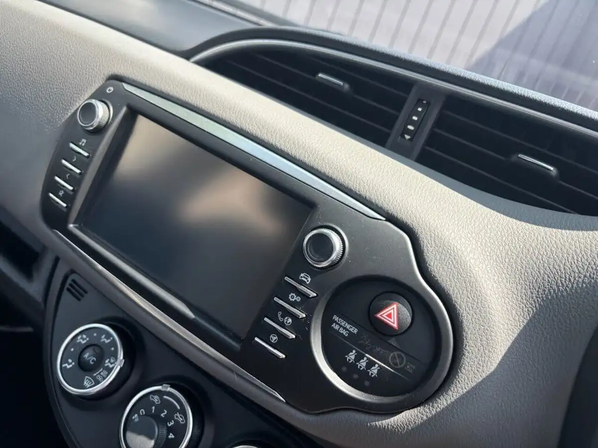 2017-toyota-yaris-15-vvt-i-icon-navi-big-32