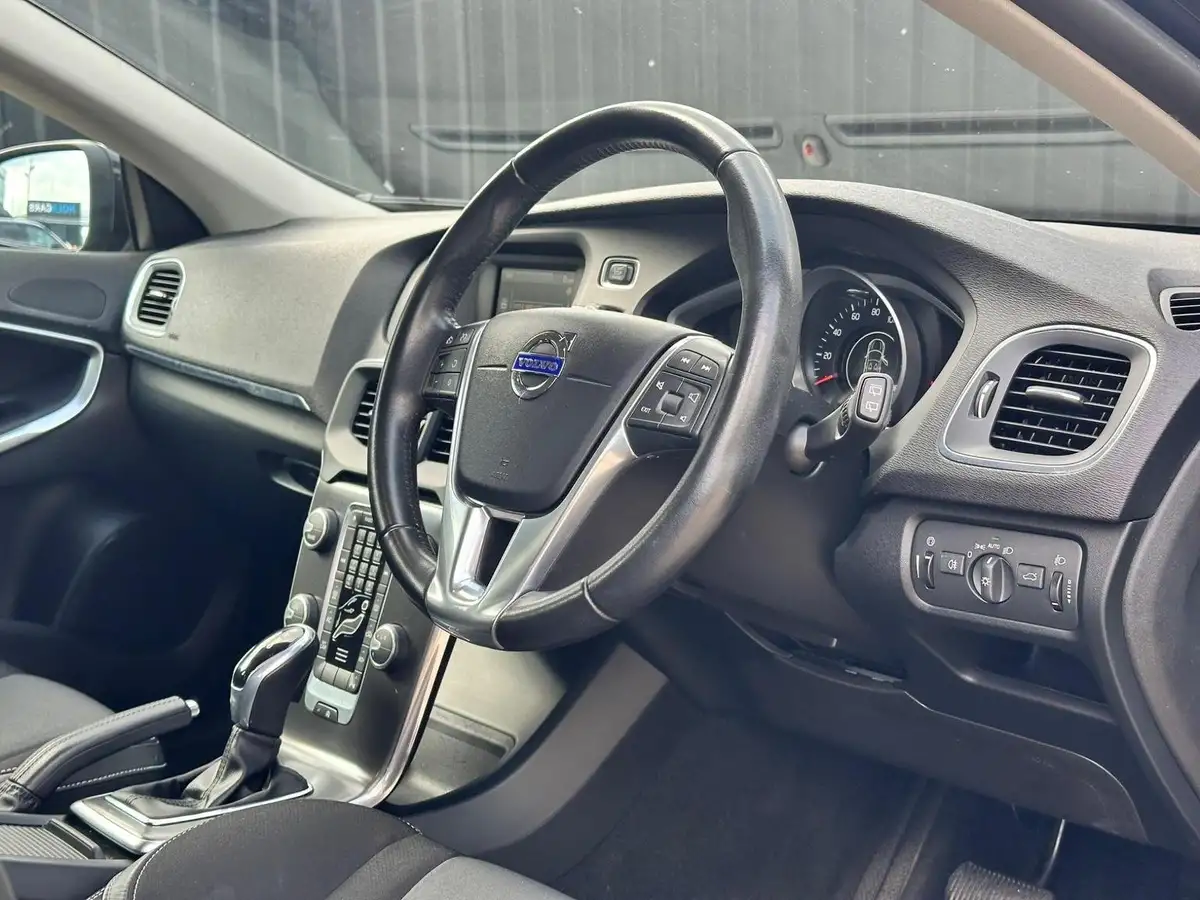 2016-volvo-v40-15-se-t3-152bhp-big-10