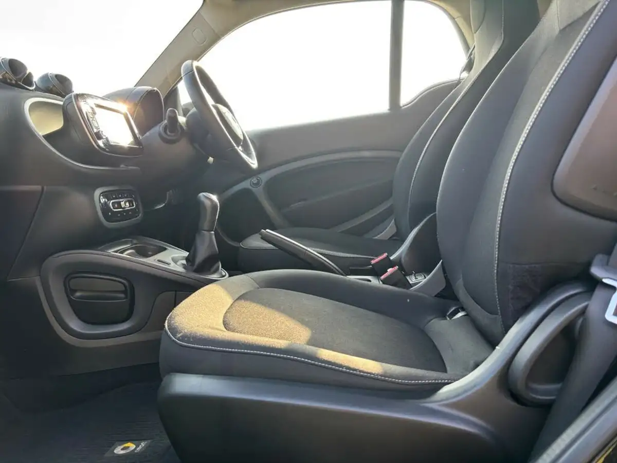 2019-smart-fortwo-10-urban-shadow-edition-big-15