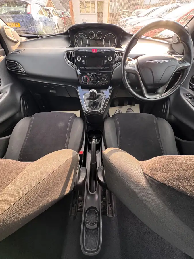 2011-chrysler-ypsilon-12-s-big-29