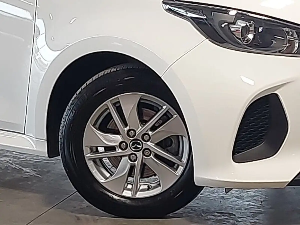 2024-mazda-mazda2-15-centre-line-big-8