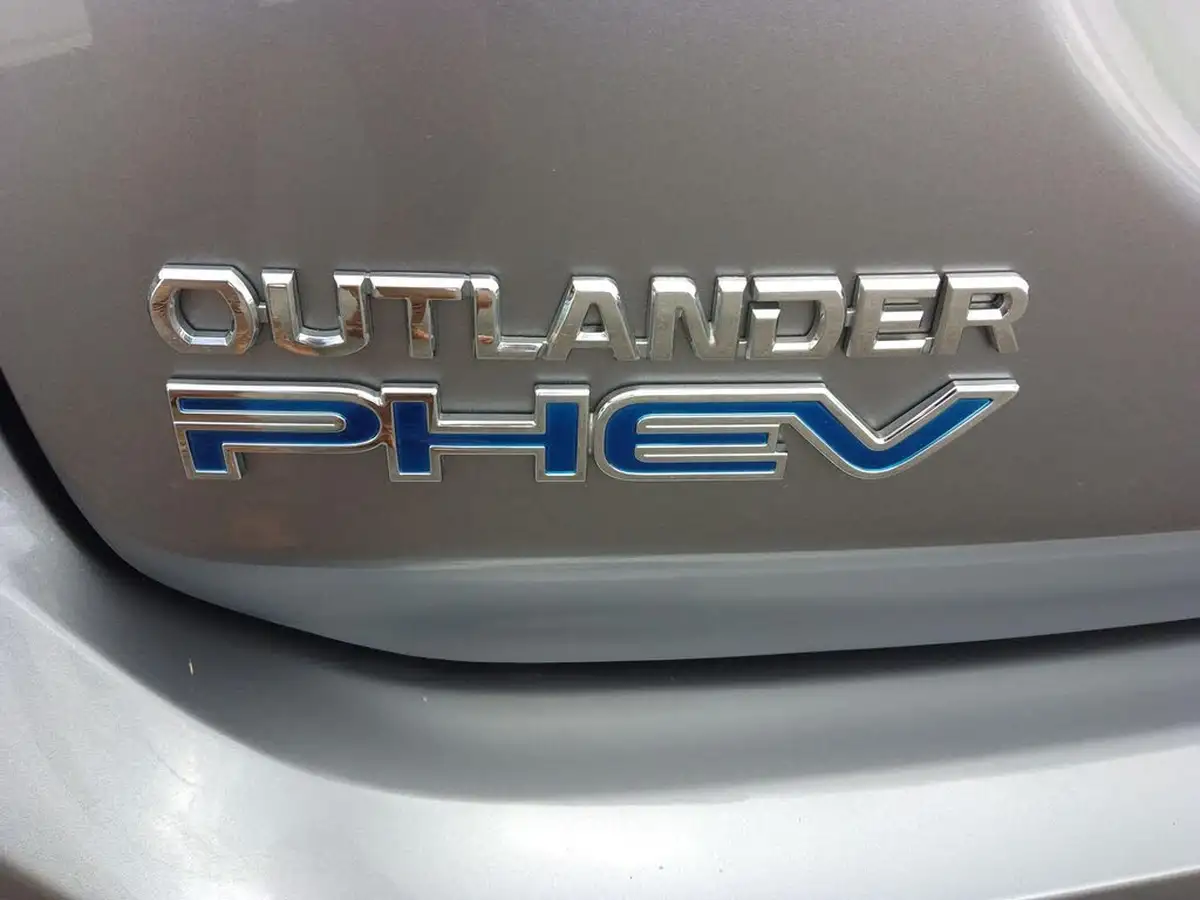 2019-mitsubishi-outlander-24-dynamic-phev-big-38