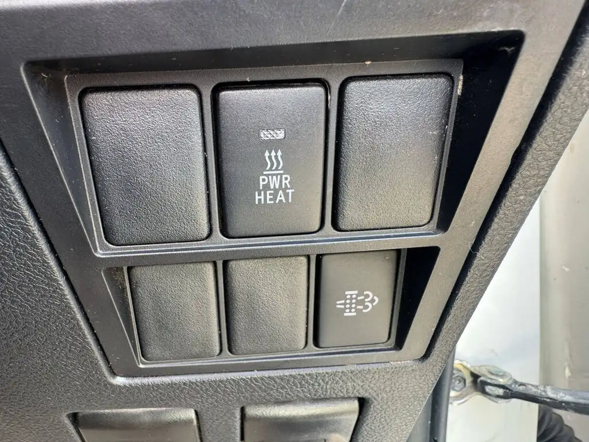 2020-toyota-hi-lux-24d-4d-invincible-150hpeu6dt-e-35t-auto-big-23