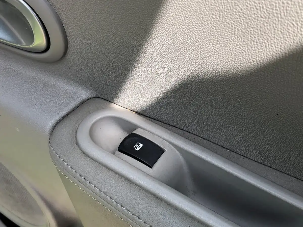 2010-renault-clio-16-initiale-tomtom-big-22