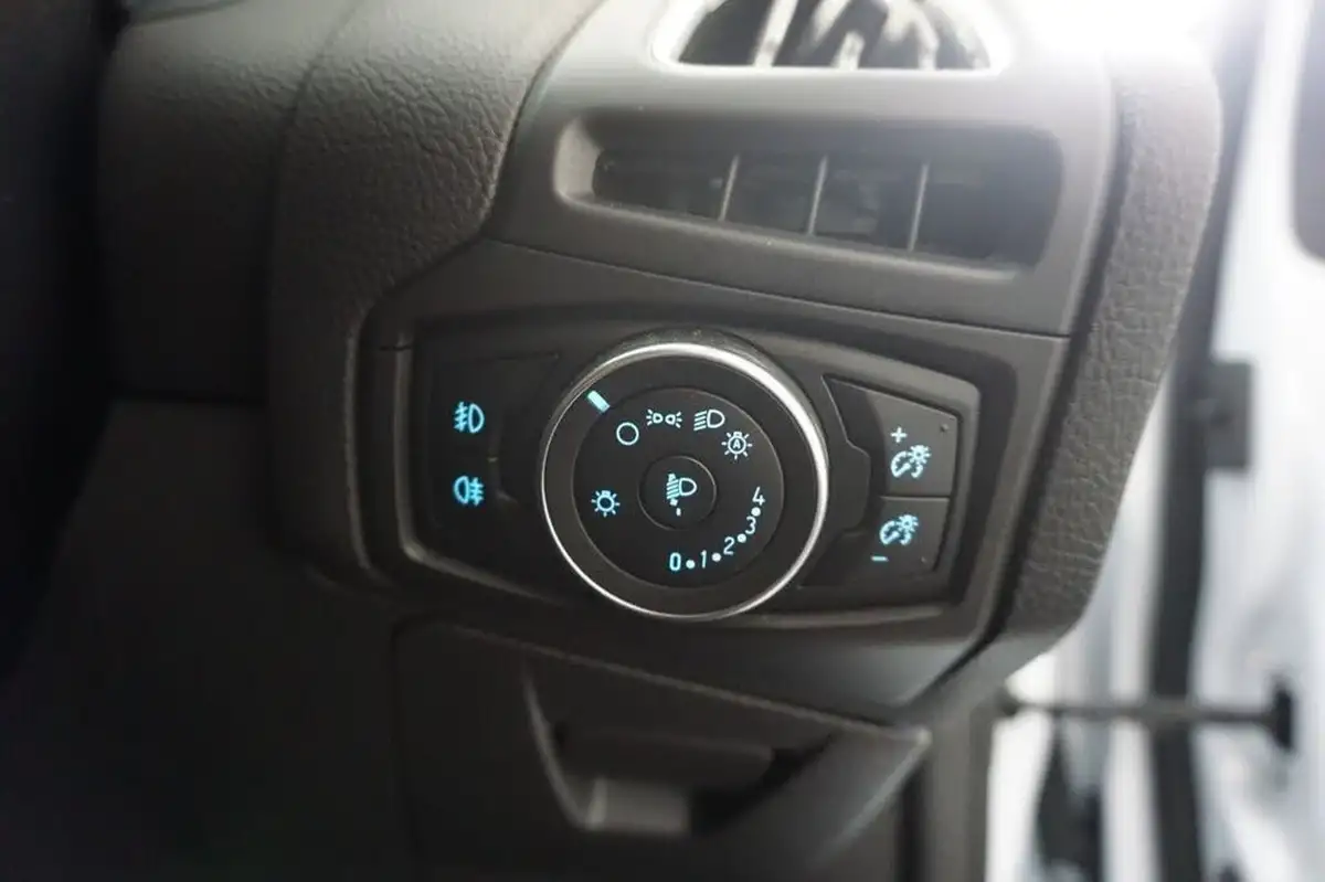 2018-ford-focus-20t-st2-hatchback-big-21