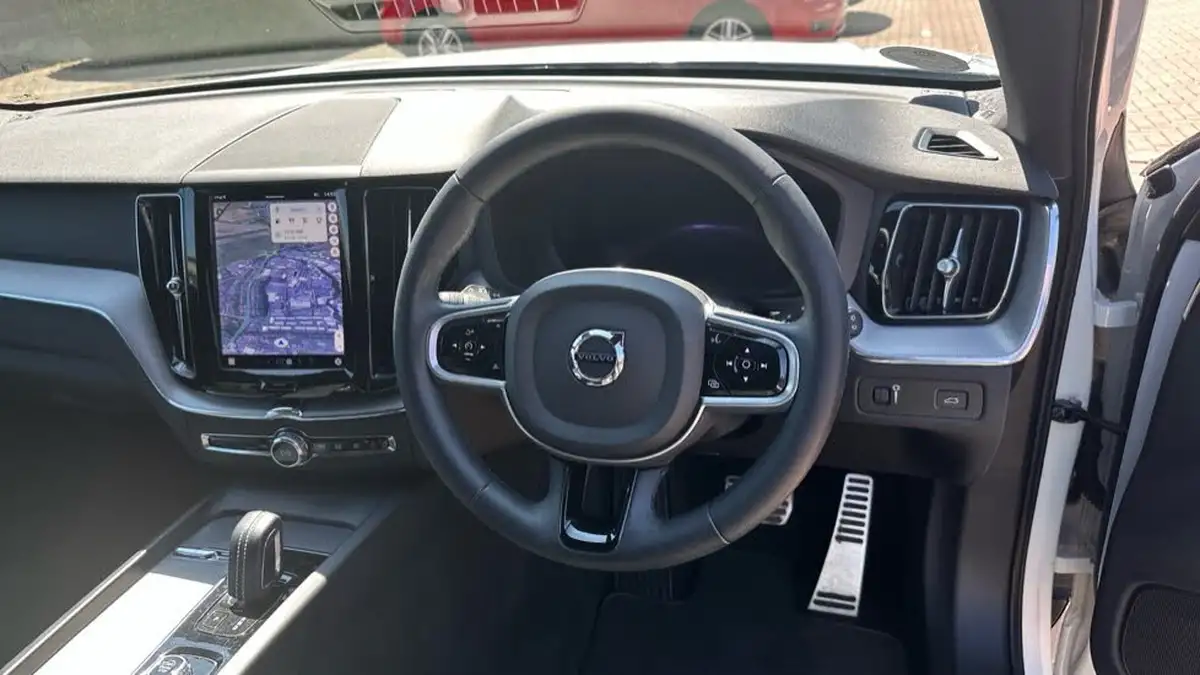 2022-volvo-xc60-20-b5-r-design-big-9