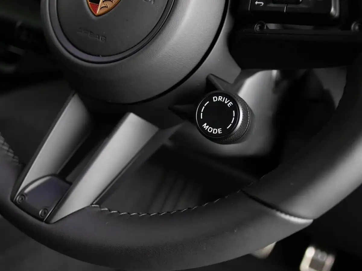 2025-porsche-macan-e-electric-big-46