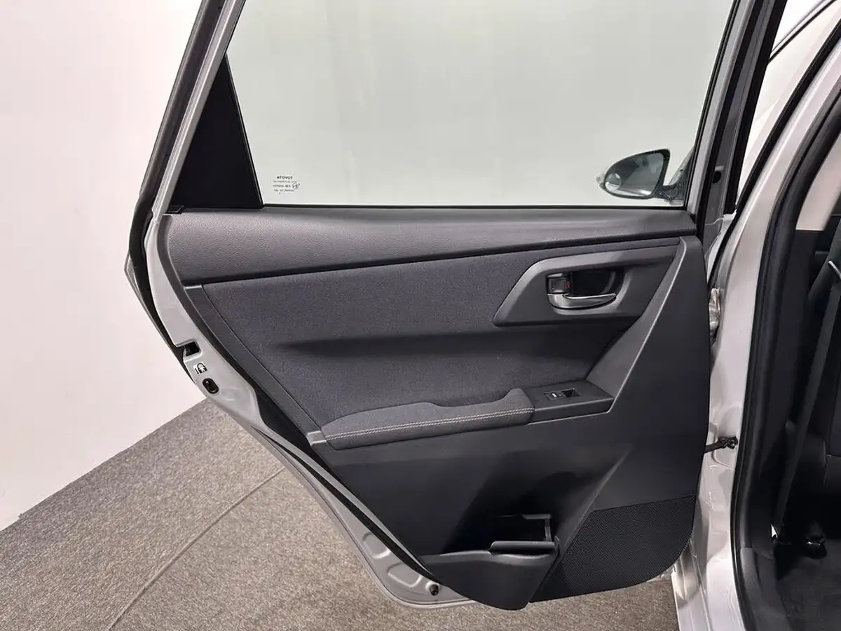 2014-toyota-auris-16-excel-hatchback-big-38
