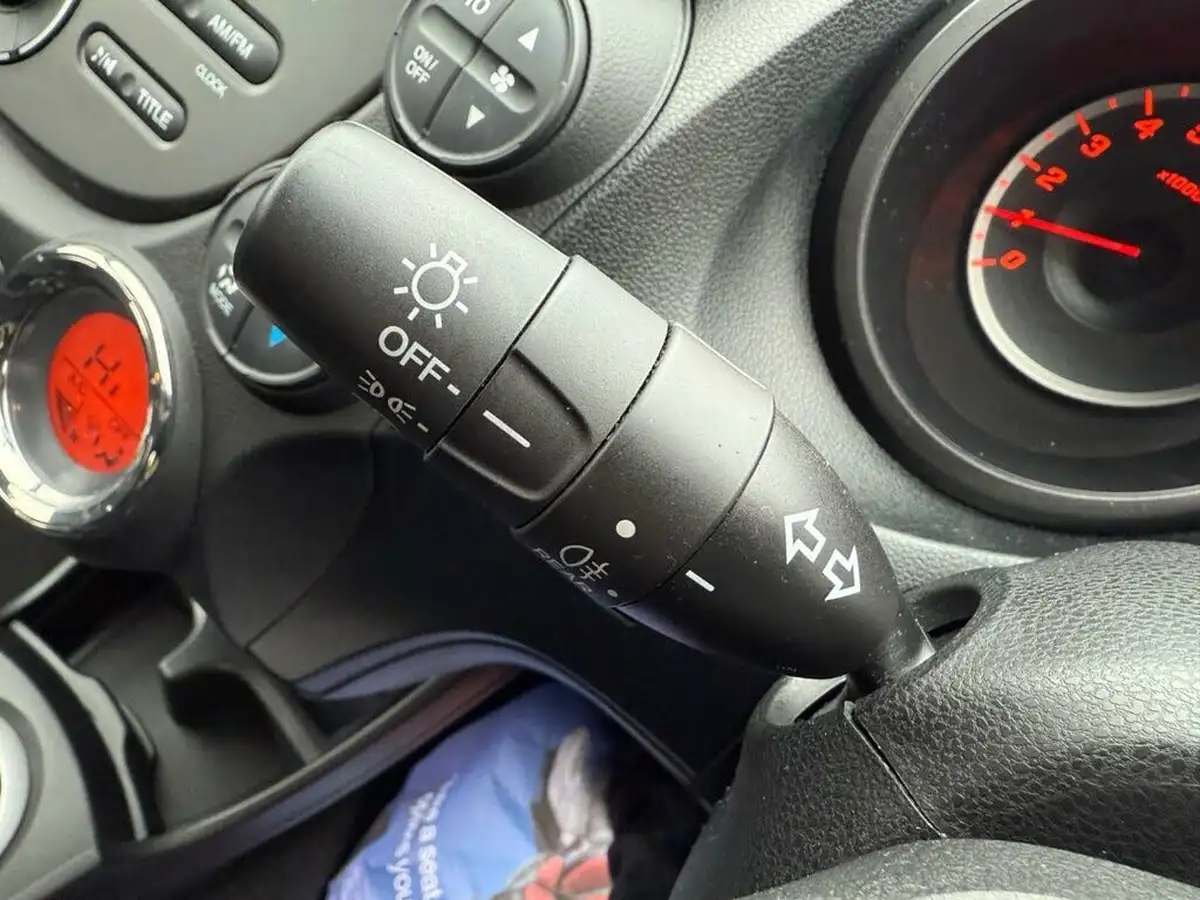 2012-honda-jazz-14-es-big-30
