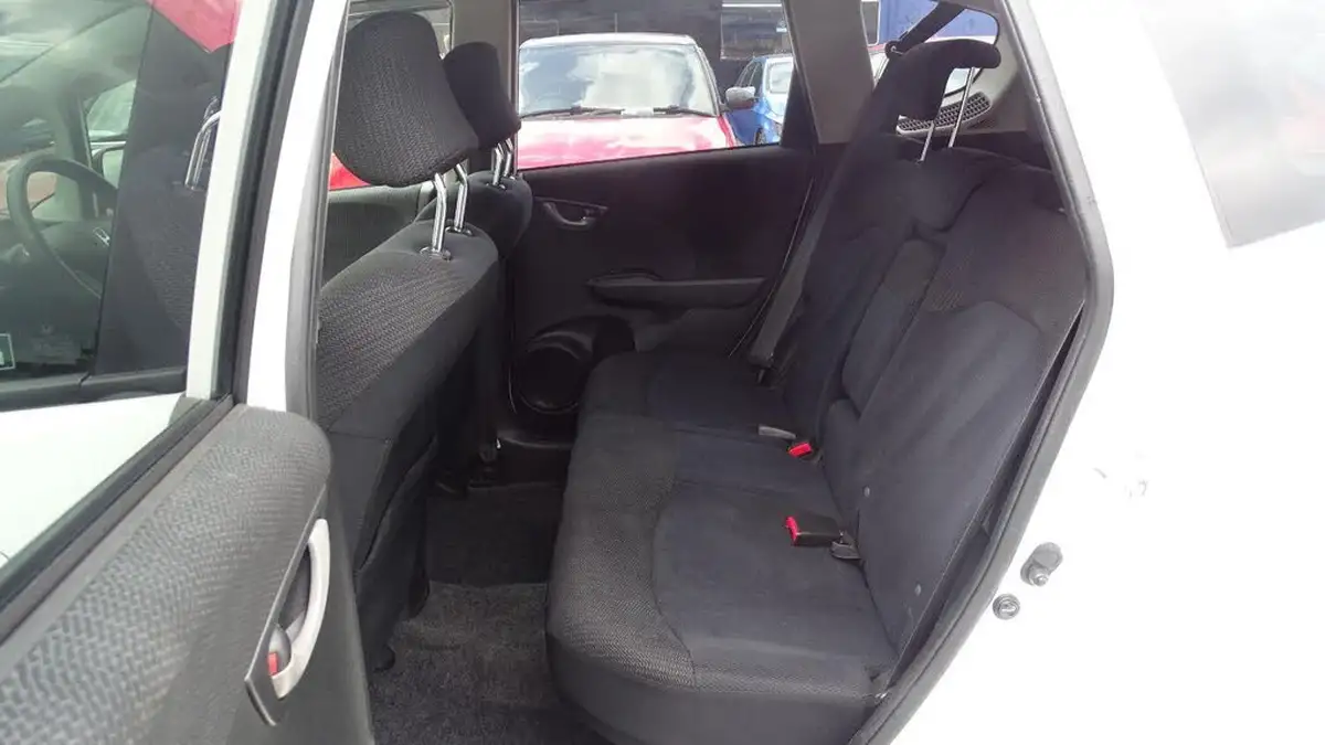 2013-honda-jazz-13-he-big-37