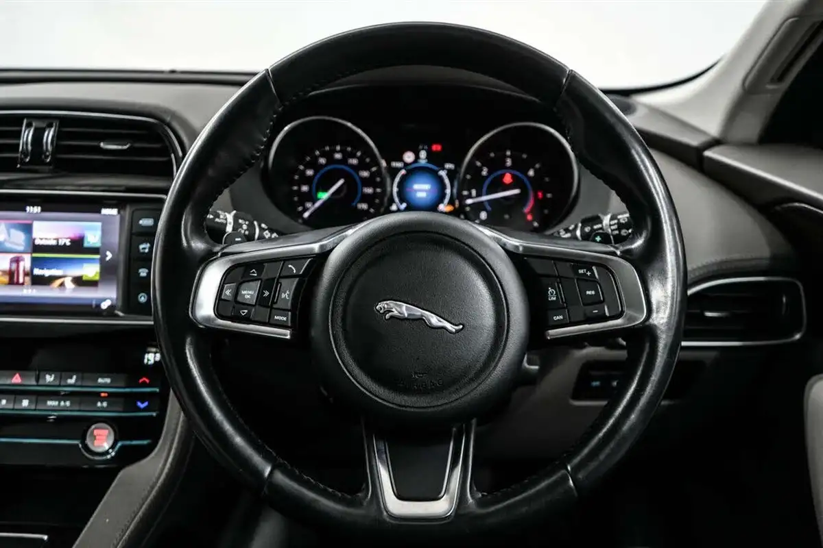 2017-jaguar-f-pace-30td-portfolio-big-44